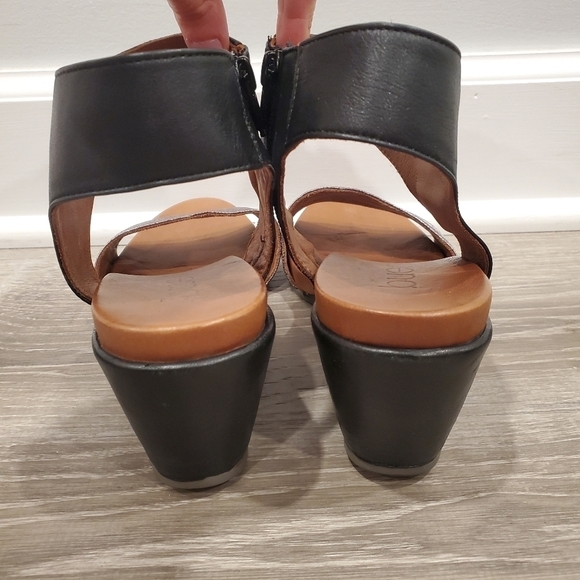 NEW BUENO Ida Wedge Sandal In Pewter Metallic/ Black Leather - Picture 4 of 6